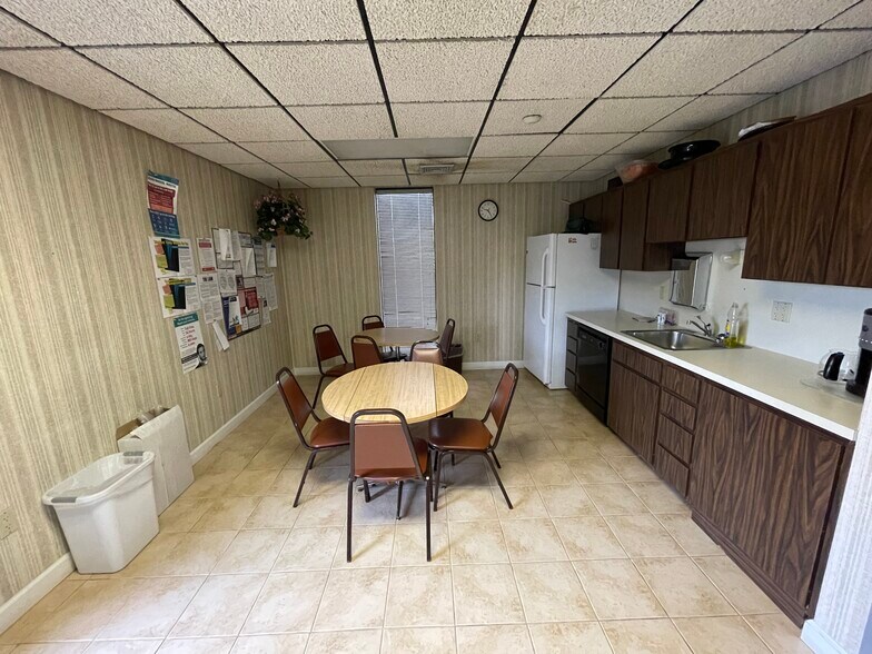 More Photos Of 3663 Bee Ridge Rd, Sarasota Medical For Lease