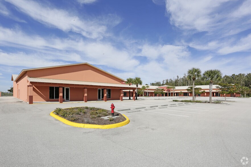 More Photos Of 10650 Metro Pky, Fort Myers Showroom For Lease