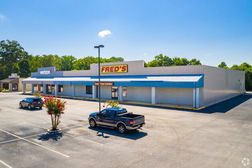 More Photos Of 200 E Louise St, Clarkesville Freestanding For Lease