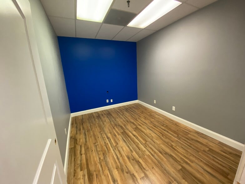 More Photos Of 822 Pioneer St, Champaign Light Distribution For Lease