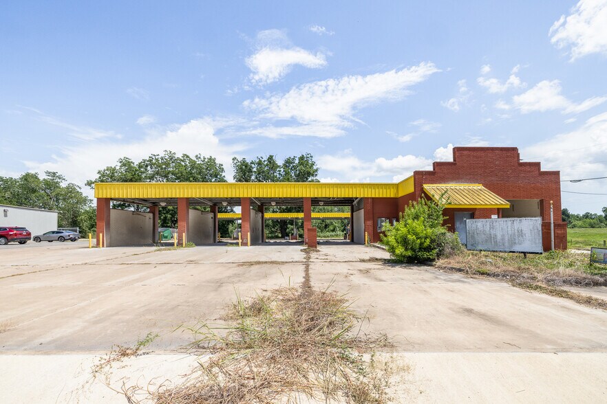 More Photos Of 621 W Travis St, La Grange Carwash For Sale