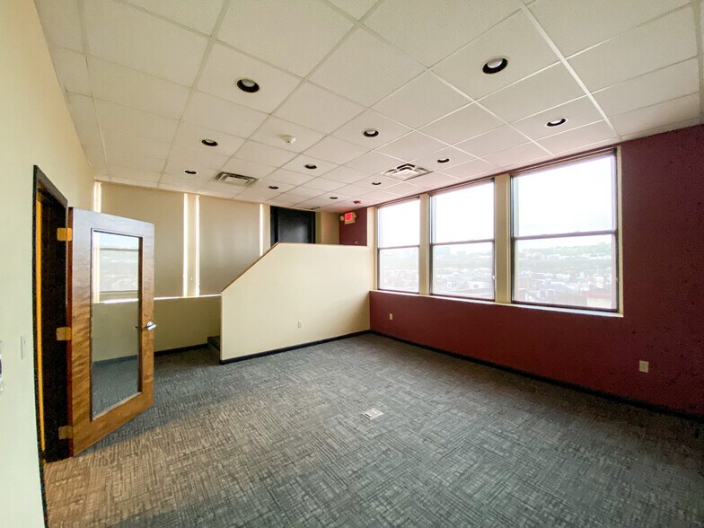 More Photos Of 2000 E Carson St, Pittsburgh Storefront Retail Office For Lease