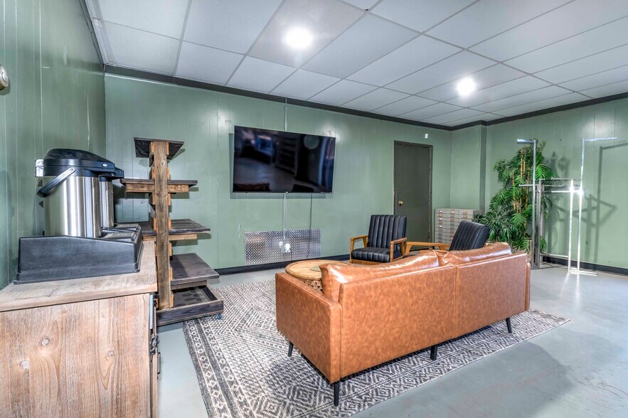 More Photos Of 214 N Highway 18, Chandler General Retail For Sale