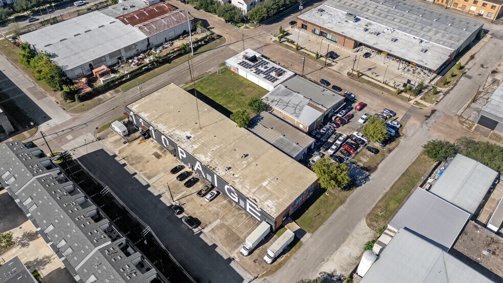 More Photos Of 1110 Paige St, Houston Warehouse For Lease