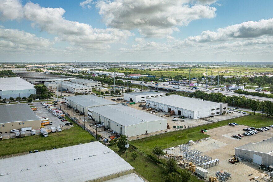 More Photos Of 5655 W Sam Houston Pky N, Houston Unknown For Lease