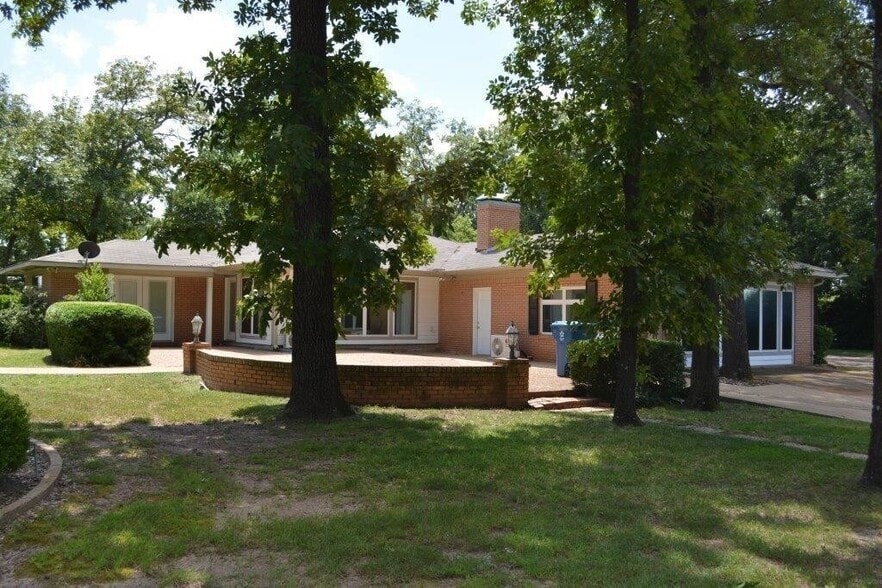 More Photos Of 1301 E Corsicana St, Athens Flex For Sale