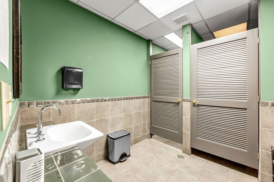 More Photos Of 115 Pomona Dr, Greensboro Office Residential For Lease