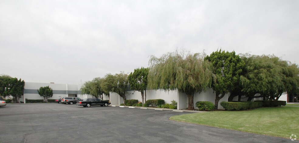 More Photos Of 13909-13929 Struikman Rd, Cerritos Warehouse For Lease