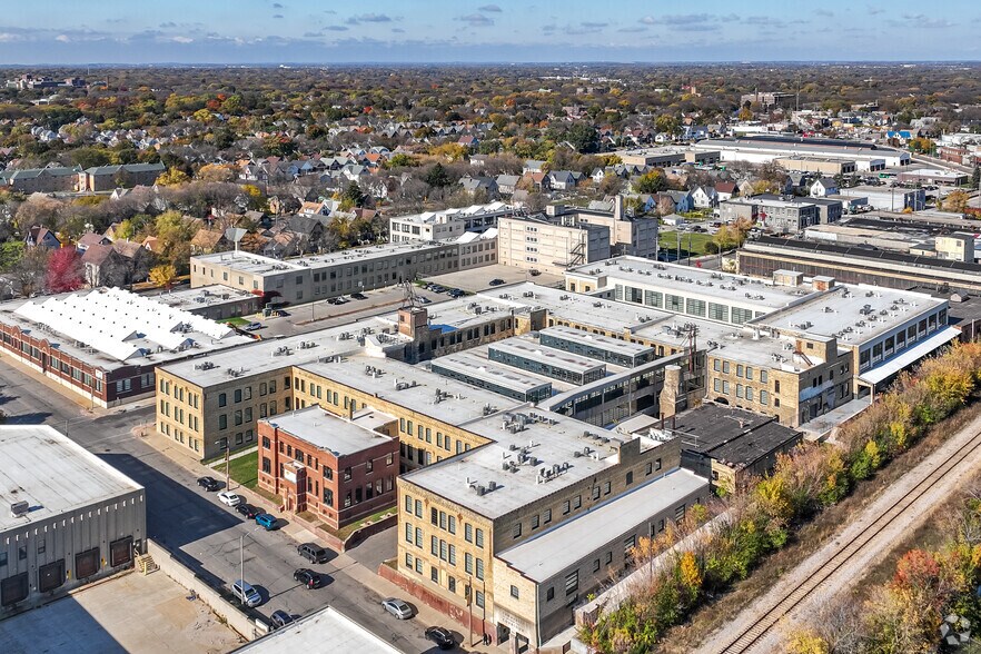 More Photos Of 3212 W Center St, Milwaukee Office Residential For Lease