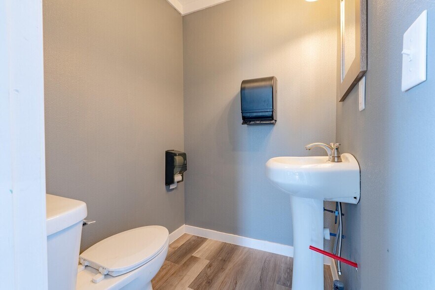 More Photos Of 414 Highway 42, Osage Beach Flex For Lease