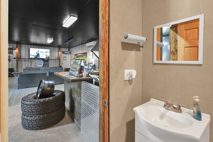 More Photos Of 101 Caney Pl, Glenwood Auto Repair For Sale