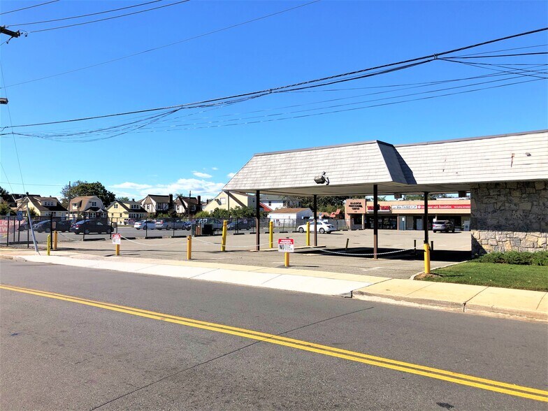 More Photos Of 115 Main St, East Rockaway Bank For Lease