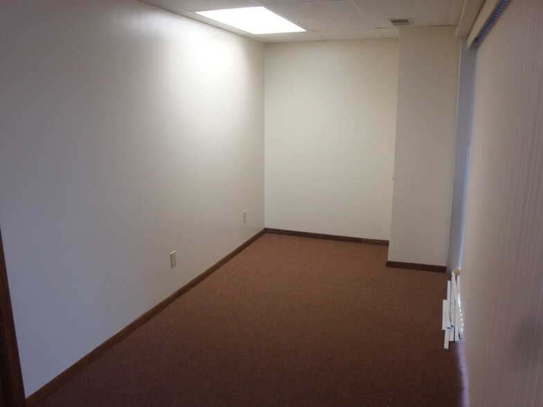More Photos Of 8421 University Ave, Clive Office Residential For Lease