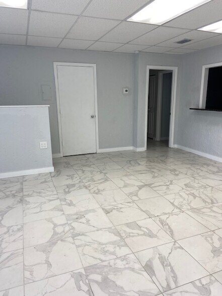 More Photos Of 2015 S Tuttle Ave, Sarasota Medical For Lease