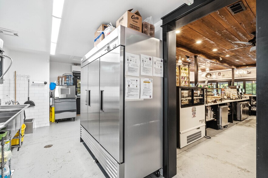 More Photos Of 8026 E Main St, Ridgeland General Retail For Sale