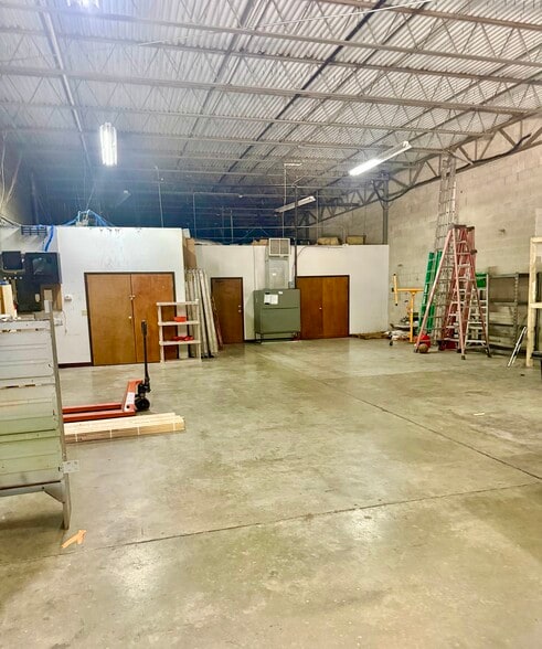 More Photos Of 5910 Breckenridge Pky, Tampa Light Distribution For Lease