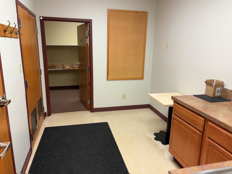 More Photos Of 935 E Hanna Ave, Indianapolis Storefront For Lease