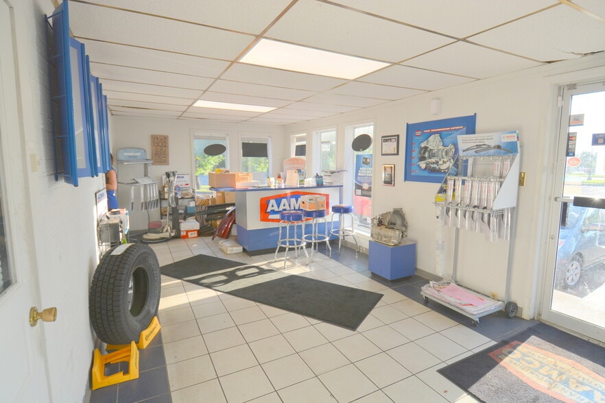 More Photos Of 2212 Wilmington Pike, Dayton Auto Repair For Sale
