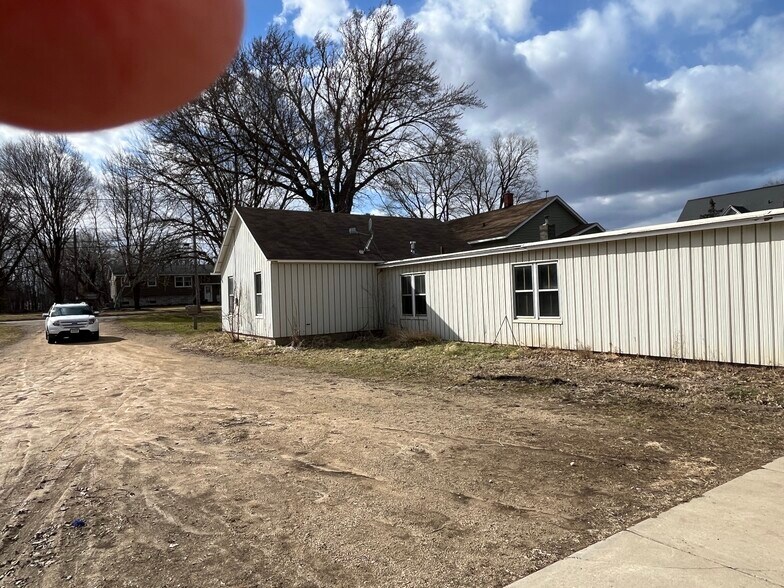 More Photos Of N3830 River Rd, Columbus Light Manufacturing For Sale