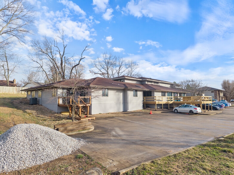 More Photos Of 6 Halsted Cir, Rogers Office For Lease