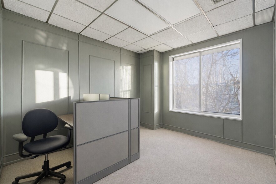More Photos Of 20 W Park Ave, Long Beach Storefront Retail Office For Lease
