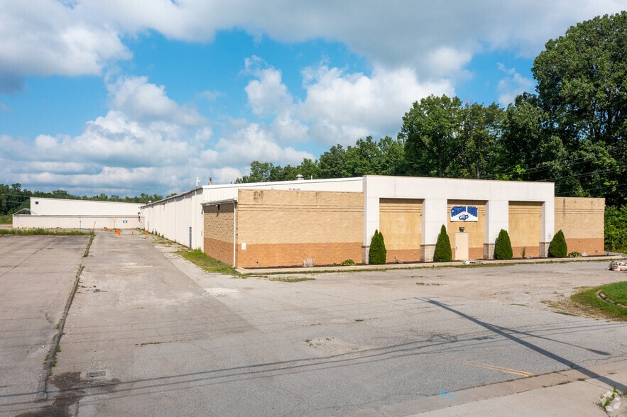 Primary Photo Of 21902 Telegraph Rd, Brownstown Skating Rink For Sale