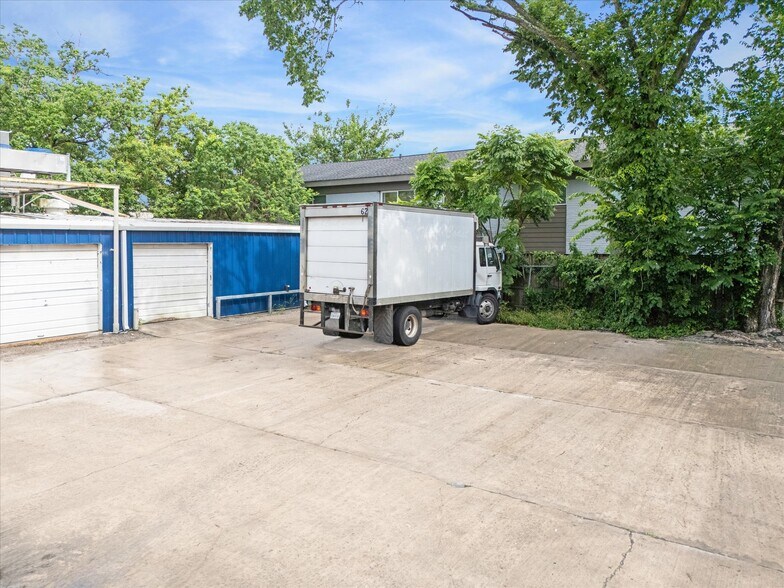 More Photos Of 7515 Long Point Rd, Houston Warehouse For Sale