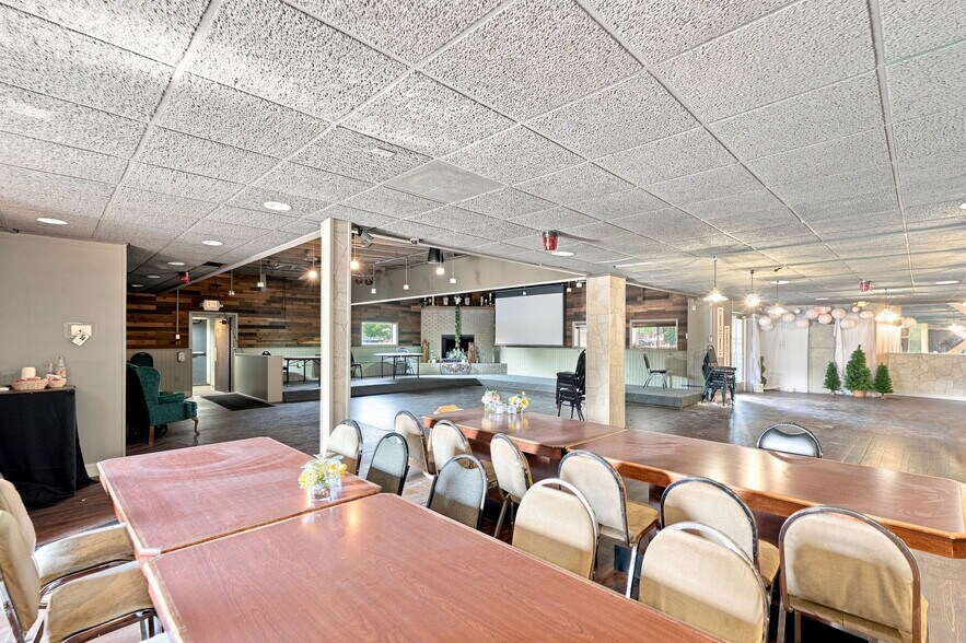 More Photos Of 1090 Rochester Rd, Troy Restaurant For Sale