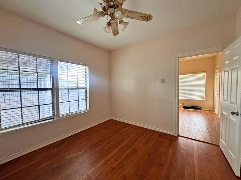 More Photos Of 1278 Bandera Rd, San Antonio General Retail For Sale