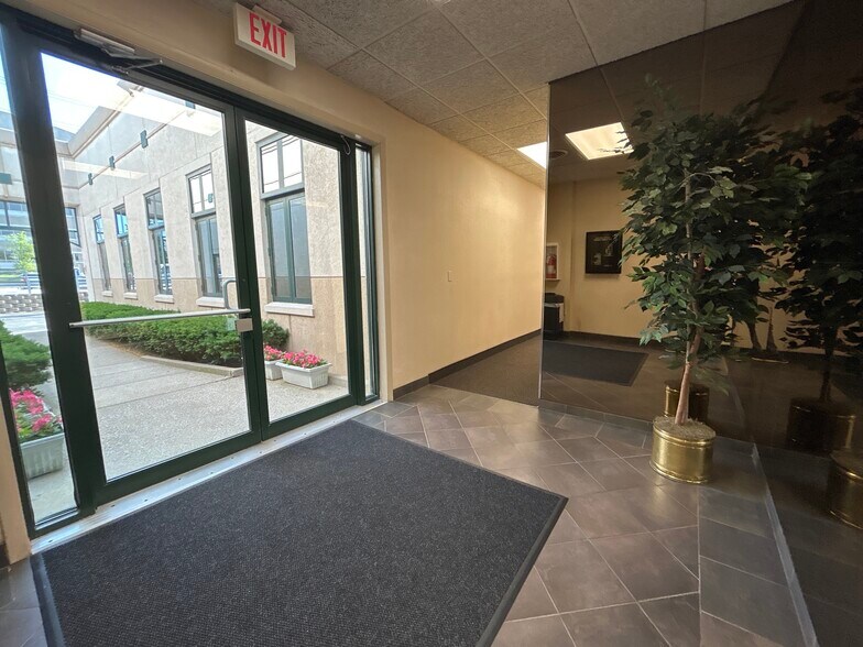 More Photos Of 747 Lake Cook Rd, Deerfield Flex For Lease