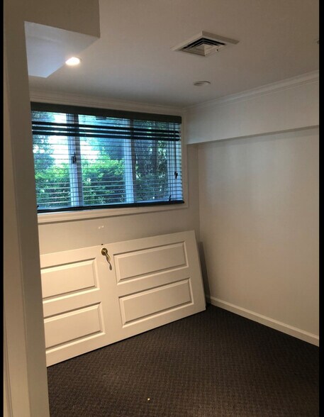 More Photos Of 23 Benedict Pl, Greenwich General Retail For Lease