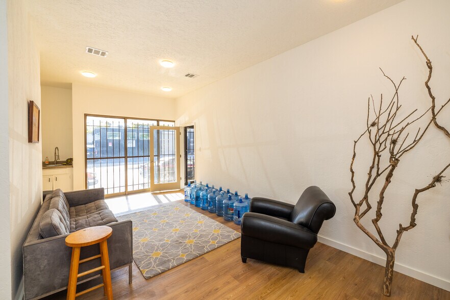 More Photos Of 3915 McKinney St, Houston Light Distribution For Lease