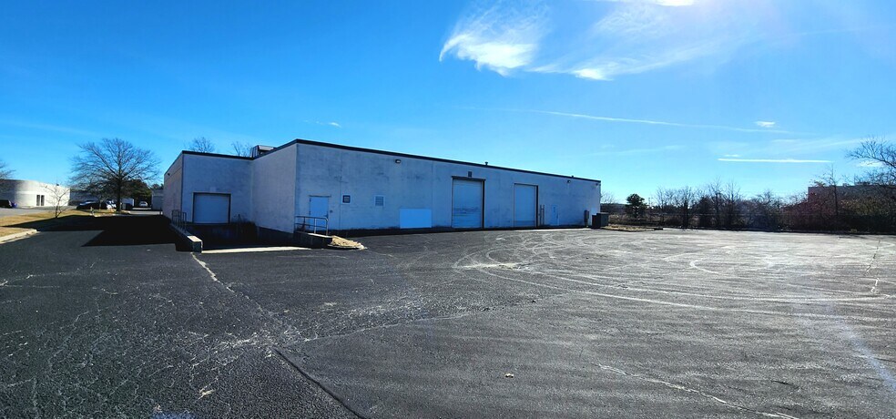 More Photos Of 70 Air Park Dr, Ronkonkoma Manufacturing For Lease