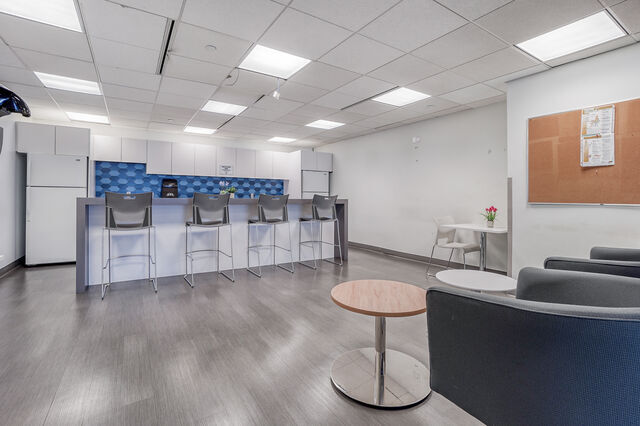 More Photos Of 5250 Boul Décarie, Montréal Office For Lease