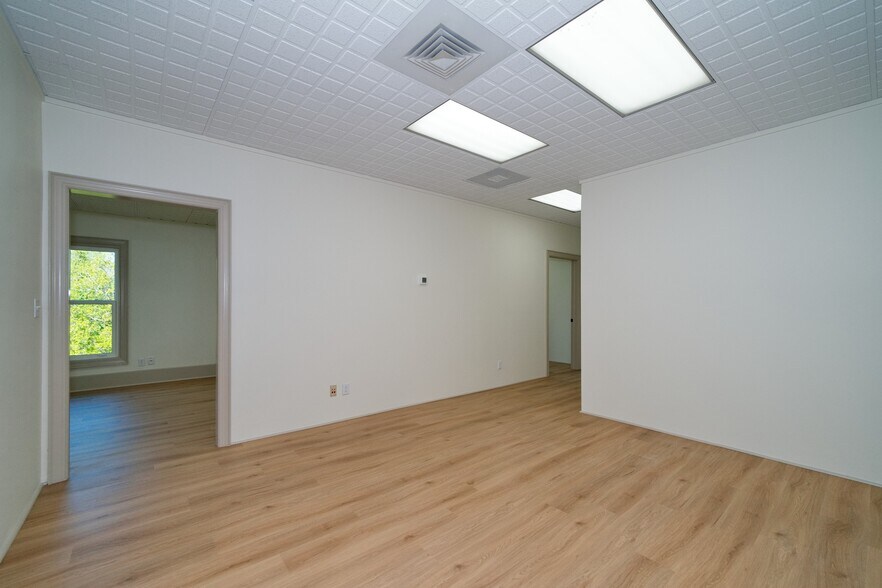 More Photos Of 3375 Capital Cir NE, Tallahassee Office For Sale