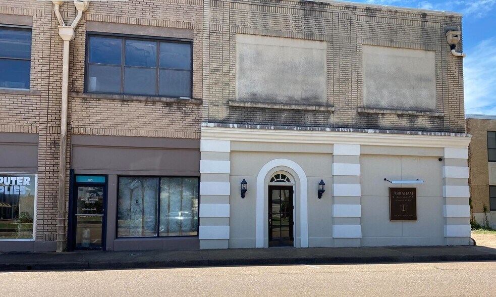 More Photos Of 305 W Market St, Greenwood Office Residential For Sale