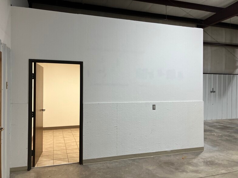 More Photos Of 8401 Gateway Ter, Oklahoma City Warehouse For Lease