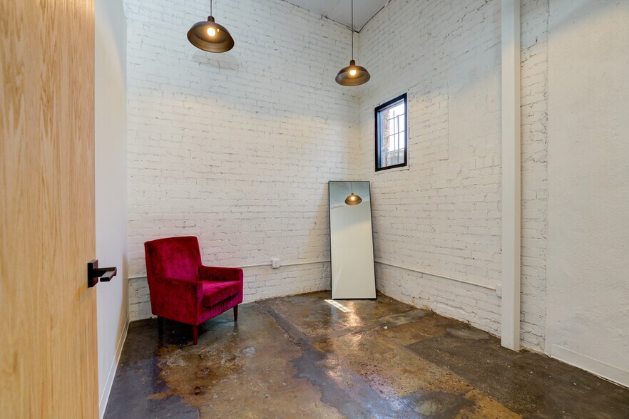 More Photos Of 2616 W Jefferson Blvd, Los Angeles Showroom For Sale