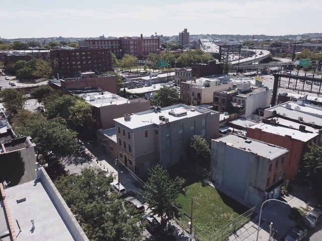 More Photos Of 22 Woodhull St, Brooklyn Showroom For Lease