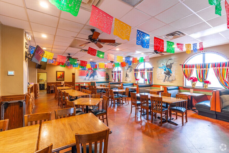 More Photos Of 515 W Royall Blvd, Malakoff Restaurant For Sale
