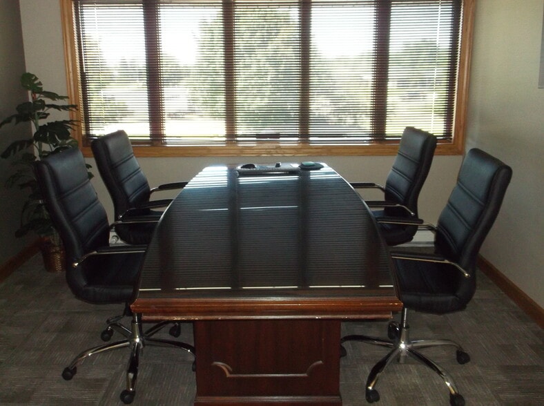 More Photos Of 2905 Universal St, Oshkosh Office For Lease
