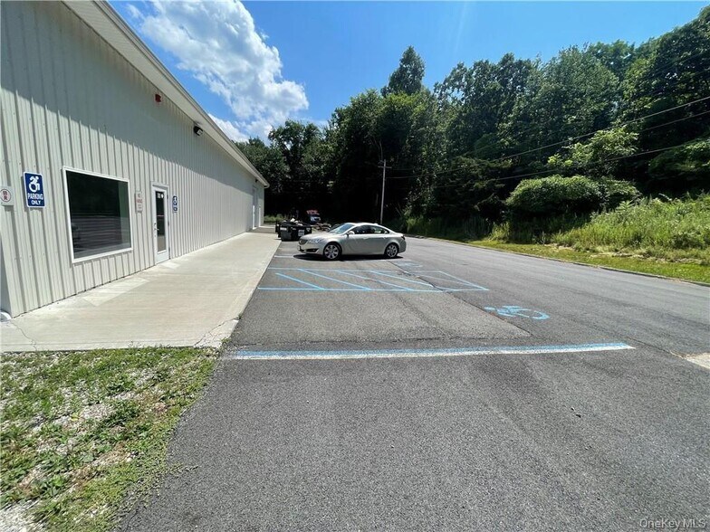 More Photos Of 75 Bill Larkin Dr, New Windsor Industrial For Sale