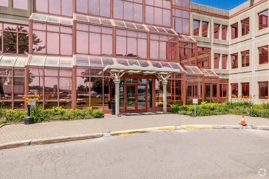 More Photos Of 7405 Rte Transcanadienne, Montréal Office For Lease