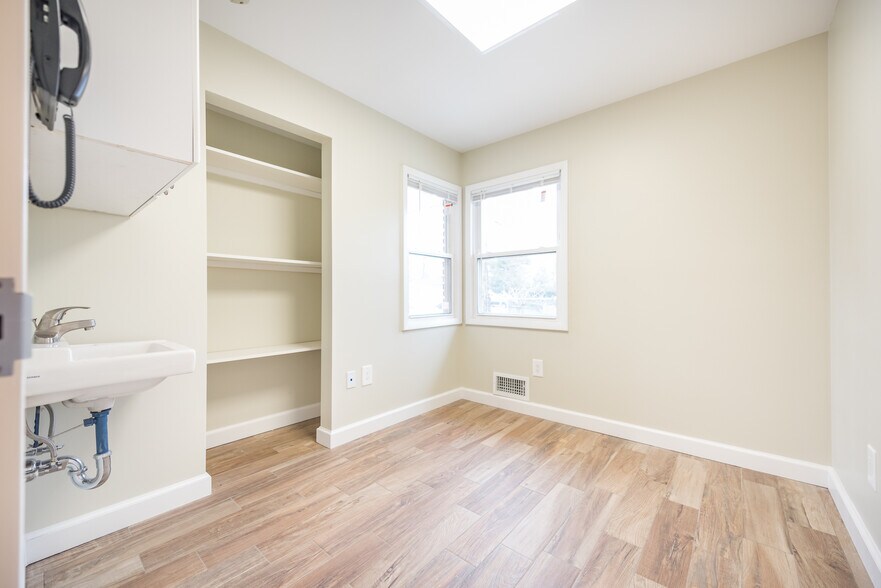 More Photos Of 2276 S Merrick Ave, Merrick Medical For Lease