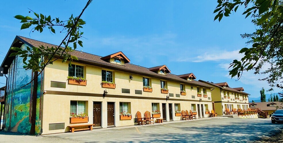 Primary Photo Of 590 Van Horne St S, Cranbrook Hotel For Sale