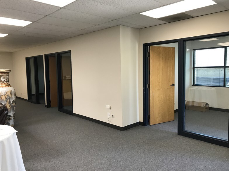 More Photos Of 1303-1359 Barclay Blvd, Buffalo Grove Research And Development For Lease