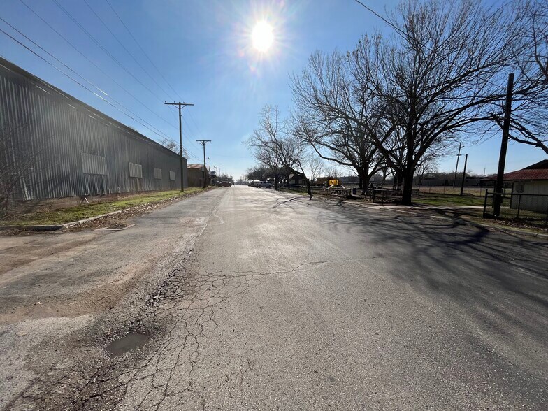 More Photos Of 101-107 Ramona St, Smithville Warehouse For Lease