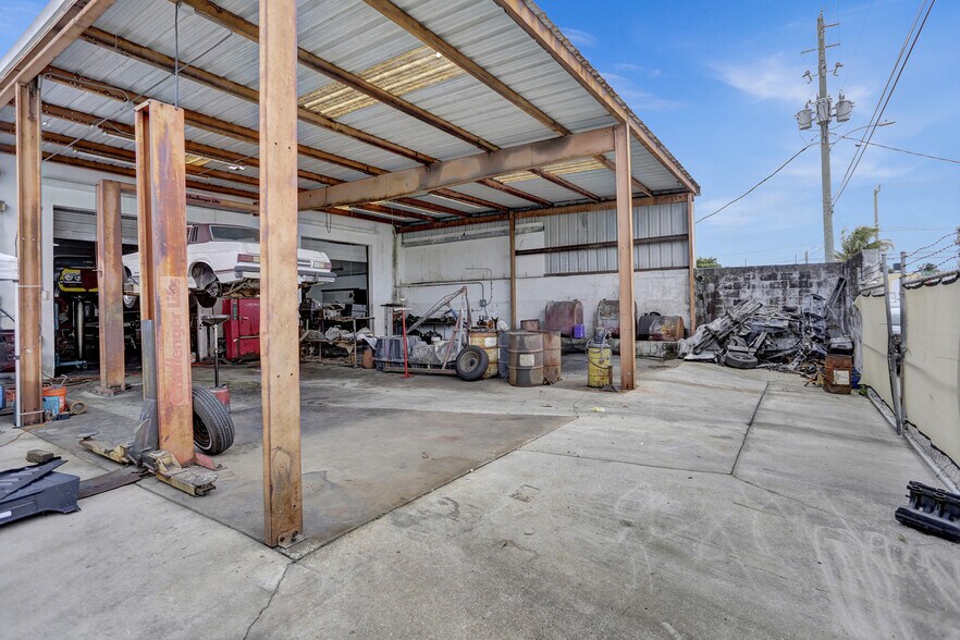 More Photos Of 1040 NE 44th St, Oakland Park Auto Repair For Sale