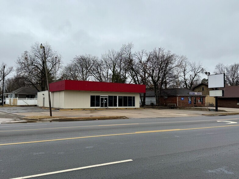 More Photos Of 2920 Grand Ave, Fort Smith Freestanding For Lease