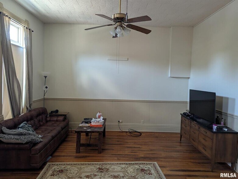 More Photos Of 412-414 Locust St, Delavan General Retail For Sale